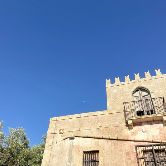 Historisches Landhaus bei Noto im Sonnenlicht, Sizilien
