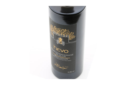 hεvo Bio-Olivenöl in der verschlossenen 0,5-Liter-Flasche aus dunklem Glas