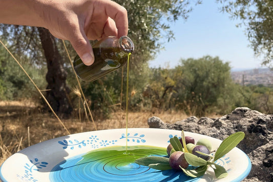 Frisches grünes hεvo Olivenöl wird in eine Schale gegossen, Olivenhain bei Noto, Sizilien
