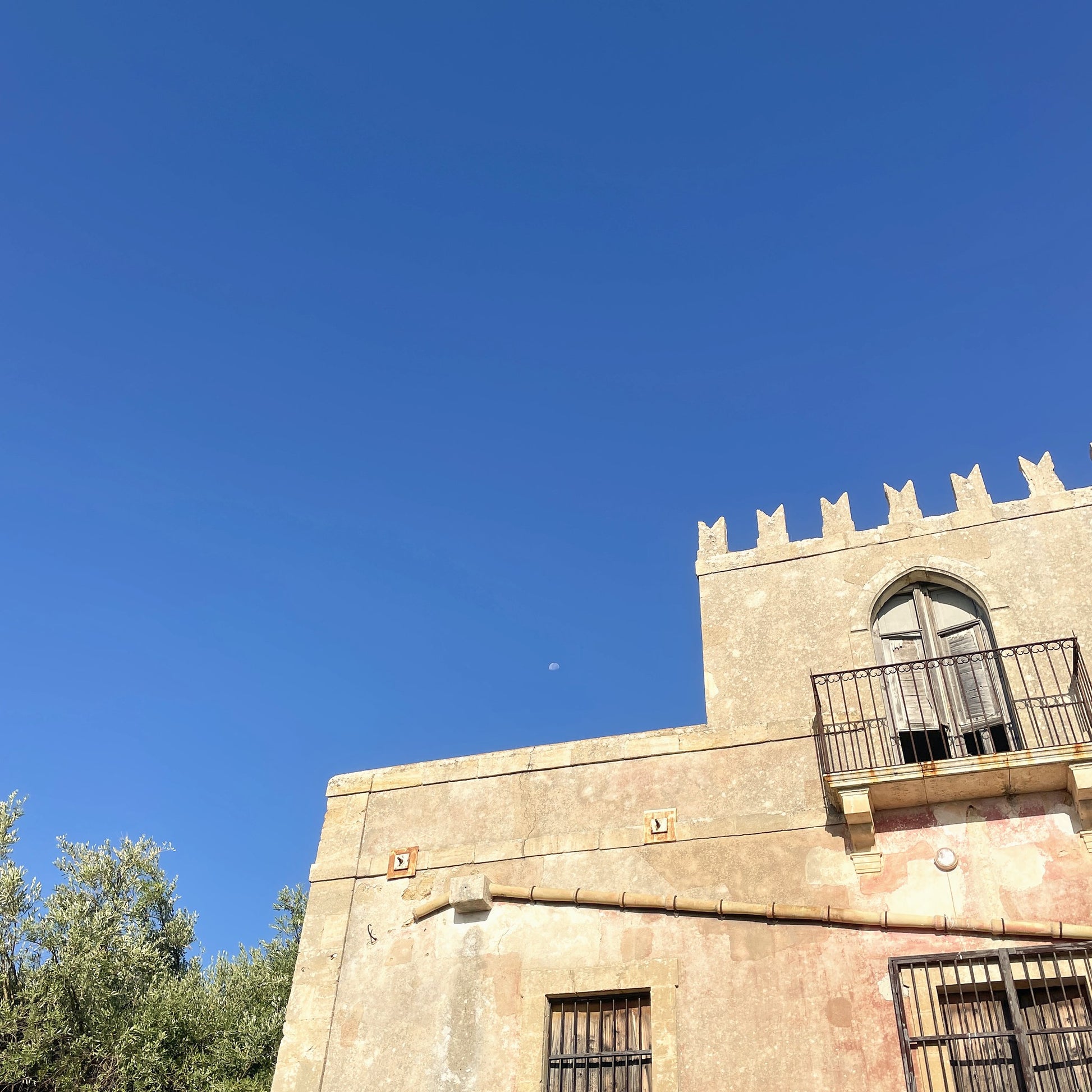 Historisches Landhaus bei Noto im Sonnenlicht, Sizilien