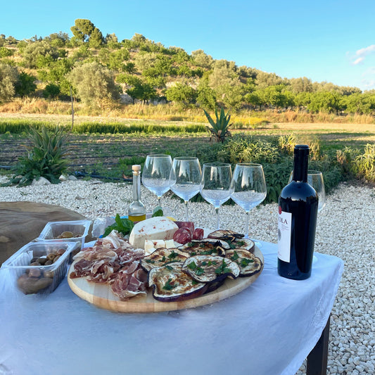 Antipasti-Platte mit Wein und Olivenöl beim Tasting in Noto