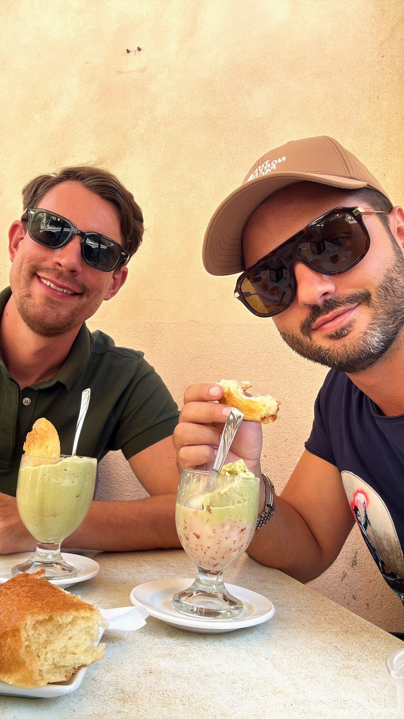 Leo und Moritz bei einer Granita in Noto, Sizilien