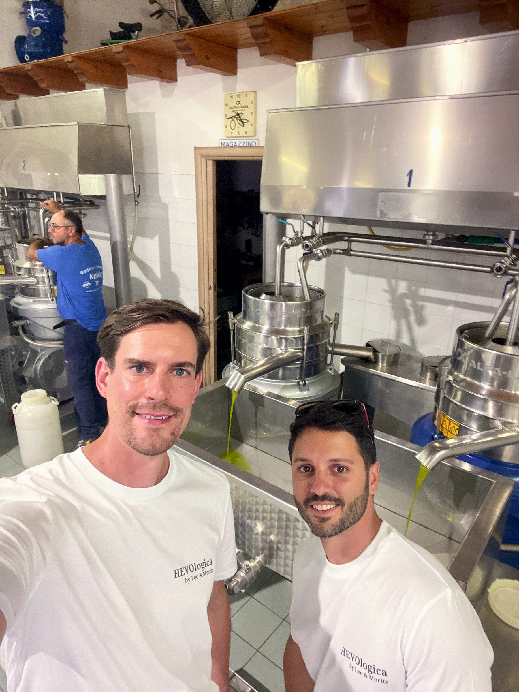 Leo und Moritz in der Ölmühle in Noto, wo hεvo kalt gepresst wird