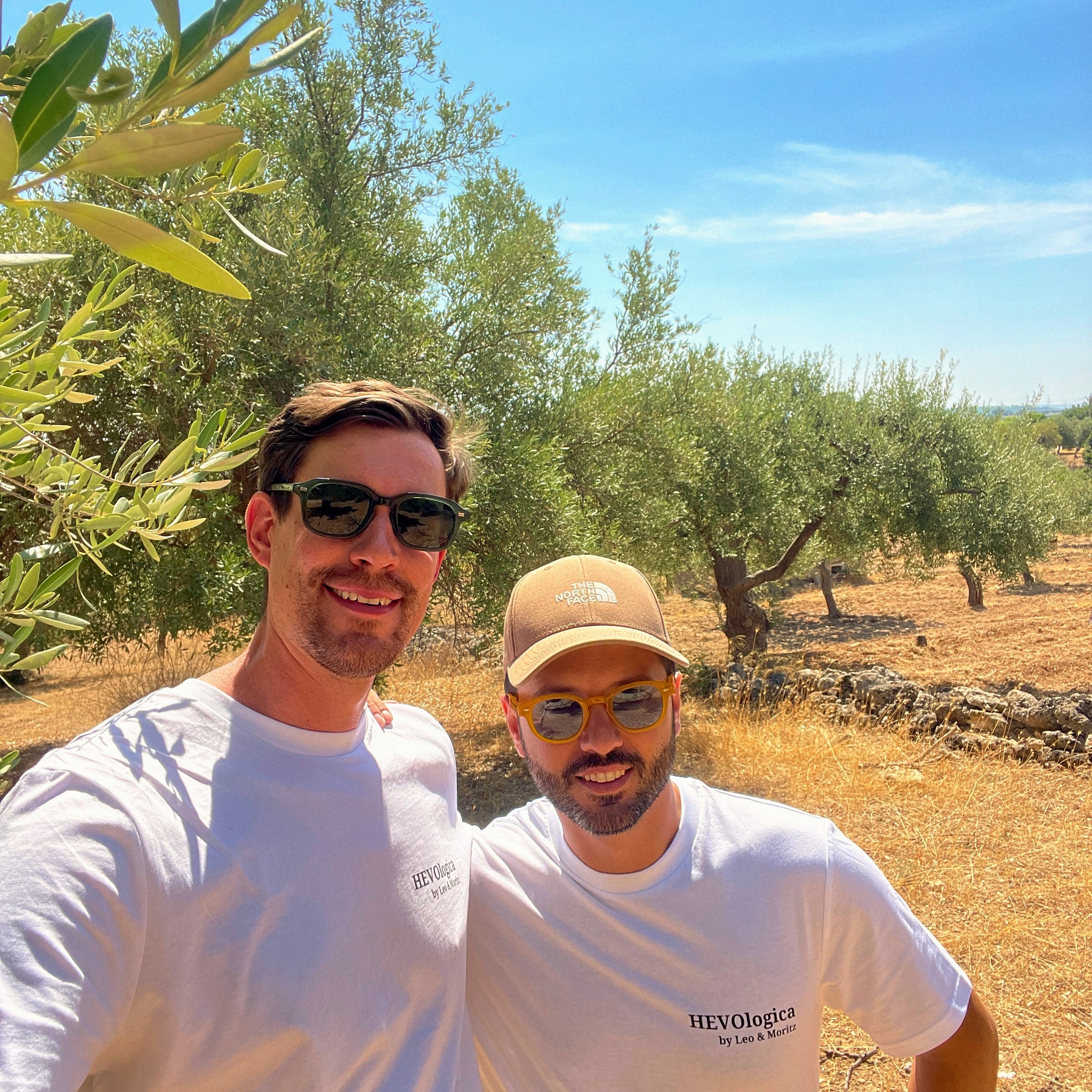 Leo und Moritz, die Gründer von HEVOlogica, im Olivenhain bei Noto
