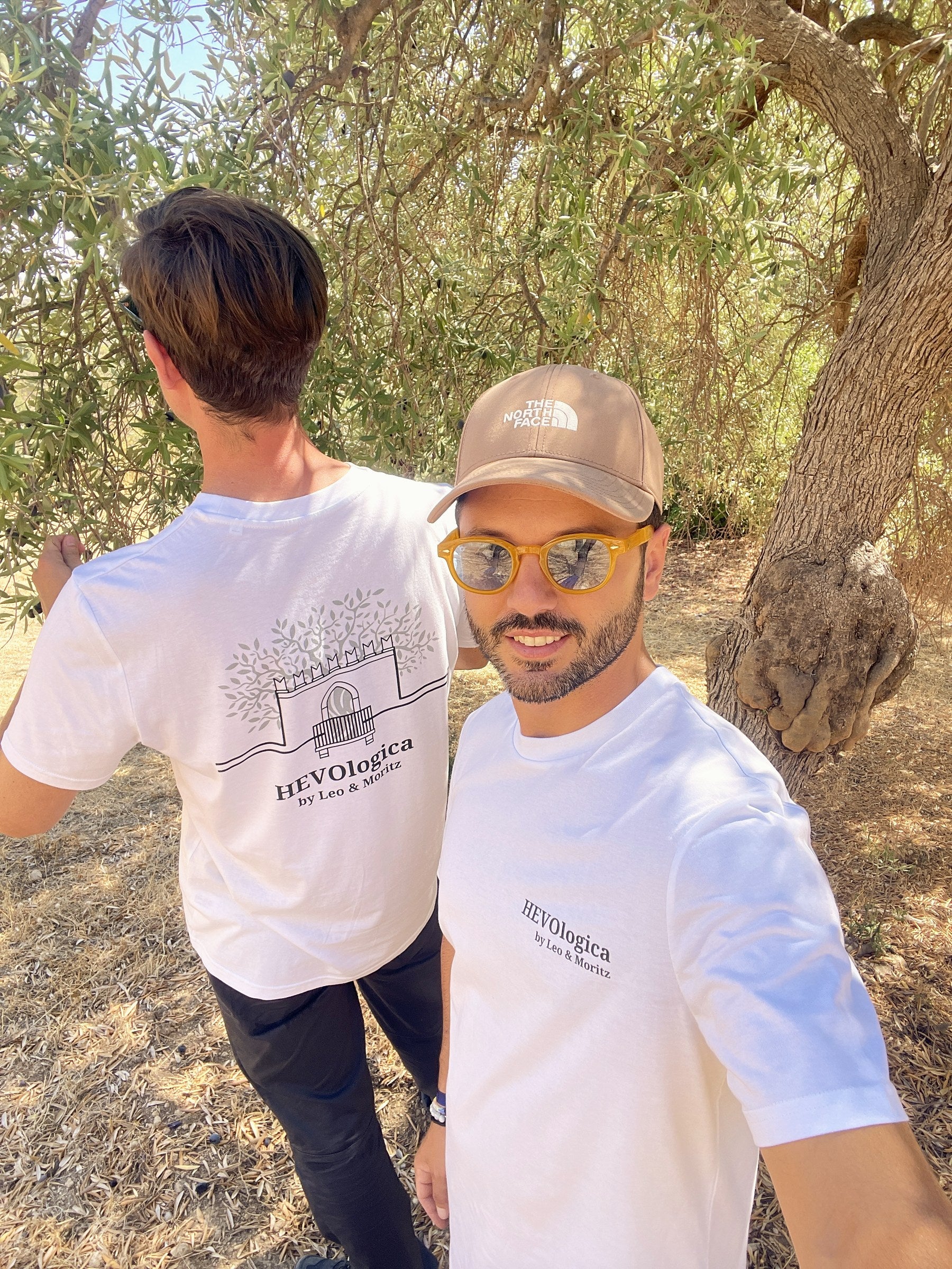 Leo und Moritz von HEVOlogica im Olivenhain bei Noto, Sizilien